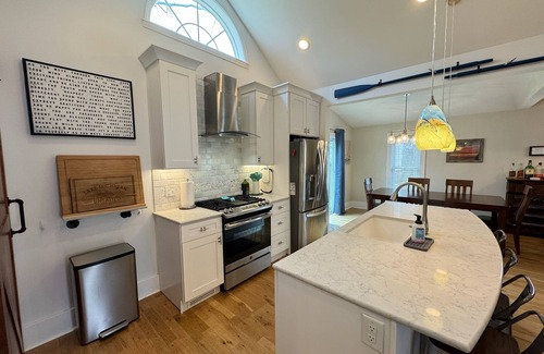 South Haven Cottage | ONE Block From The Beach and Kids' Corner! Walk to Town! Sleeps 10+ Big Backyard