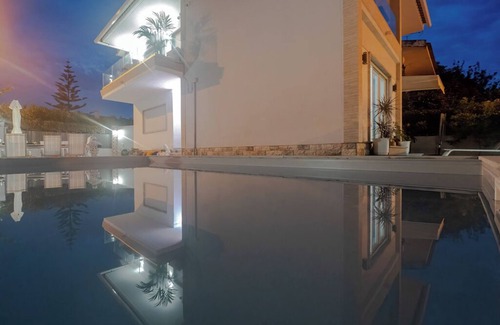 Cascais Villa | One Living Room One Bedroom Apartment with Kitchen in Cascais Beachfront Villa
