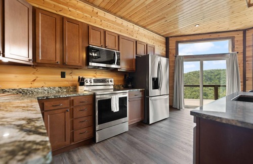 Rogers Cabin | One of a Kind Cabin. Breath Taking View, integrated into the natural rock.