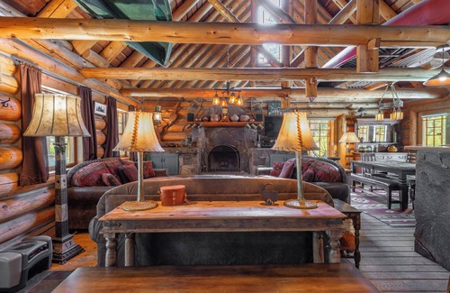 Tahoma Cabin | One of a kind LOG Lodge on 2.5 acres, walk to beach, dog OK w/fenced dog run