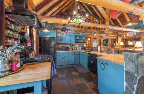 Tahoma Cabin | One of a kind LOG Lodge on 2.5 acres, walk to beach, dog OK w/fenced dog run