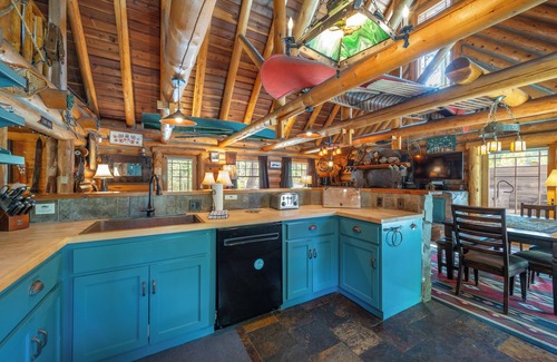 Tahoma Cabin | One of a kind LOG Lodge on 2.5 acres, walk to beach, dog OK w/fenced dog run