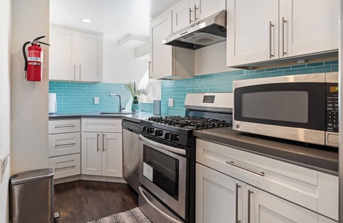 Oakland House | One stop in SF. Free parking and close to everything.