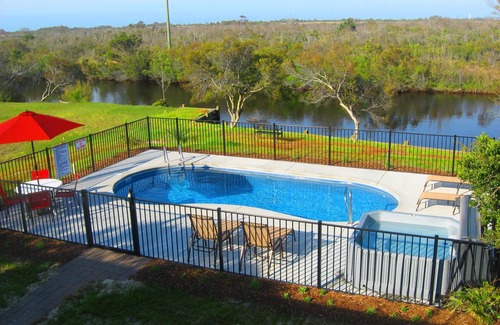 South Nags Head Cottage | Only 2 min. Walk to Beach! Private Salt-Water Pool, Hot Tub, Backyard Pond.