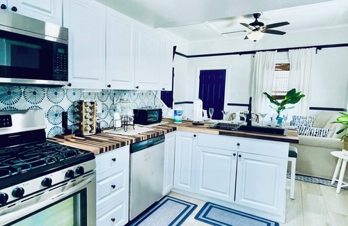 Dunedin House | Only 4 bedroom with a view of Main Street located in the Downtown Core District
