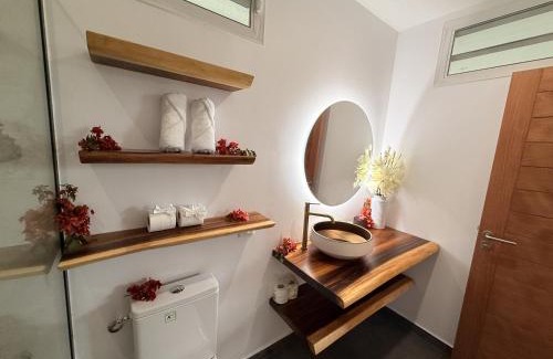 Faaa House | Ononui Lodge Airport, Ocean-View, Private Bathroom and Balcony, Free WiFi and Parking, On-Site Car Rental