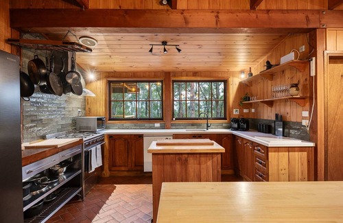Healesville House | Onyx Retreat Healesville Luxury Lodge x Hot Tub