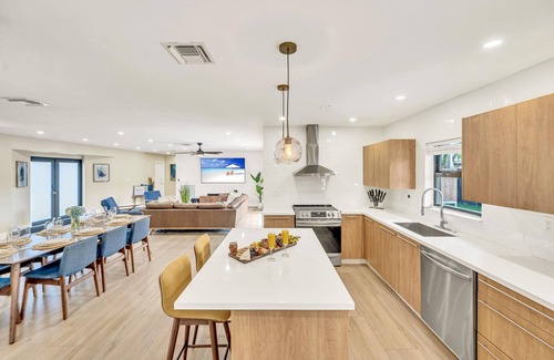 Bermuda Riviera House | Open Concept Bungalow | Walk to Beach | Lush Neighborhood | Pearl Key