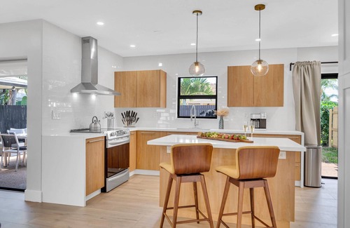 Bermuda Riviera House | Open Concept Bungalow | Walk to Beach | Lush Neighborhood | Pearl Key