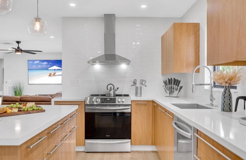 Bermuda Riviera House | Open Concept Bungalow | Walk to Beach | Lush Neighborhood | Pearl Key