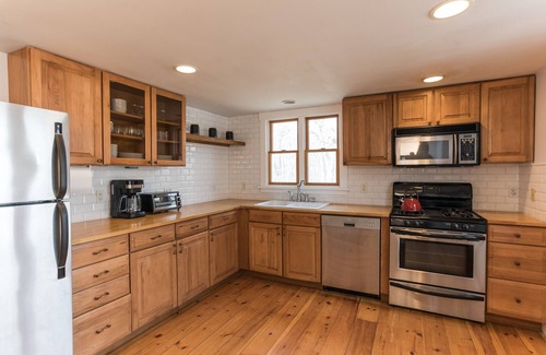 Chilmark House | Open July 20-27th w/RT Ferry! 4 BR Cape in Chilmark - Pet Friendly