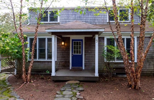 Chilmark House | Open July 20-27th w/RT Ferry! 4 BR Cape in Chilmark - Pet Friendly