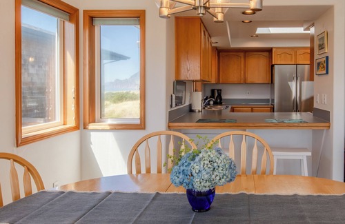 Manzanita House | Open, spacious, home with mountain views! Dog Friendly