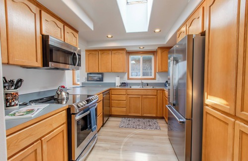 Manzanita House | Open, spacious, home with mountain views! Dog Friendly