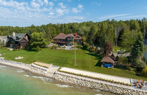 Charlevoix House | OPEN: Summer 2026 & 2027 Beautiful, Luxurious Charlevoix Lake House