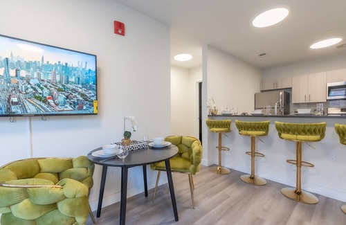 Orange Apartment | Opulence in Olive with Free Parking+EV Charge. 2 Bath & Sleeps 8.✨20% OFF 7days✨
