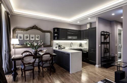 Old Town Apartment | Opus 5 Luxury Apartment in Liston Corfu