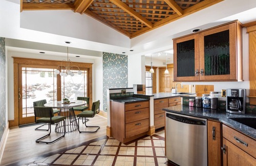 Cadillac House | Orange Cadillac - Stunning 6 BR/3 BA 11 Beds Home
