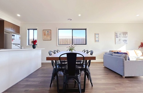Melton South House | Orchard Green Home/Near Melton Station/Shopping