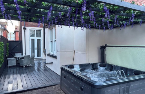 Lytham St. Anne's Cottage | ORCHARD LODGE, pet friendly, with hot tub in Lytham St. Annes