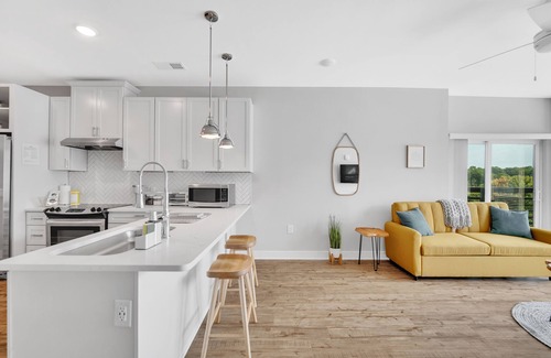 Commonwealth Apartment | Organic Modern ♥ King Bed ♥ In Plaza Midwood