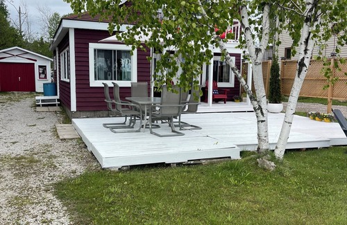 South Bruce Peninsula Cottage | Original Oliphant Cottage with Spectacular Sunsets Over Lake Huron