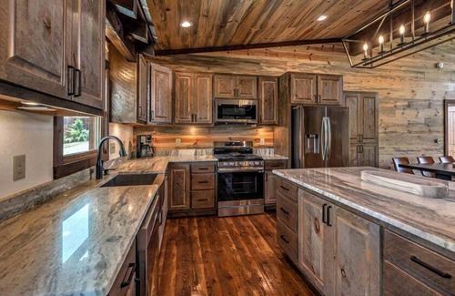 Mineral Bluff Cabin | Oscar & Friends Retreat - Pet Friendly | Arcade Games | Hot Tub