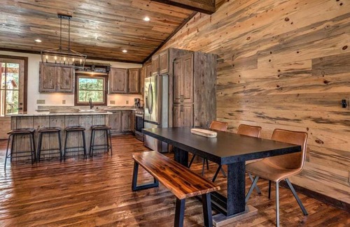 Mineral Bluff Cabin | Oscar & Friends Retreat - Pet Friendly | Arcade Games | Hot Tub