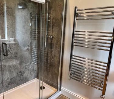 Newton Stewart House | Osprey Lodge 8 with Hot Tub