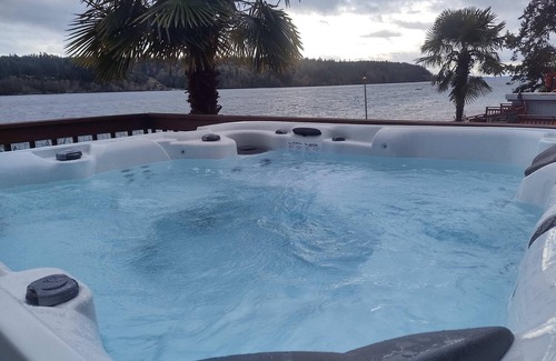 Lakebay House | "Ostrich Nest" private island beachfront with HOT TUB and kayaks