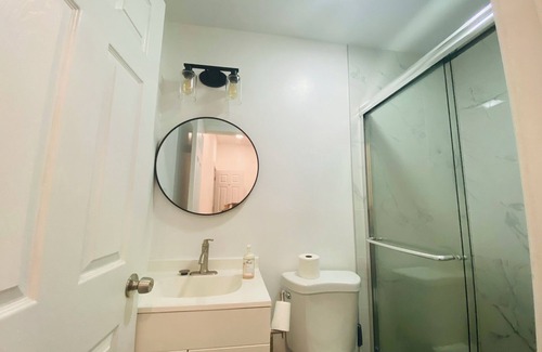 Spruce Hill Apartment | Oui on Ludlow - Studio room with private bathroom in University City
