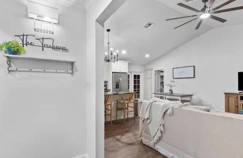 Shreveport House | Our cozy, fully remodeled "Treehouse"!