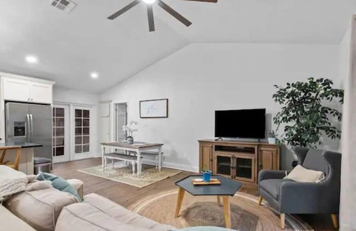 Shreveport House | Our cozy, fully remodeled "Treehouse"!