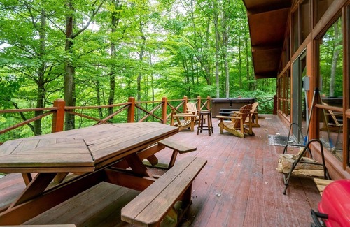 Northface House | Our Greyt Escape - 711 Mountainside RoadnnOur Greyt Escape - Lake Access, Pet Friendly, Two Wood Stoves, Hot Tub