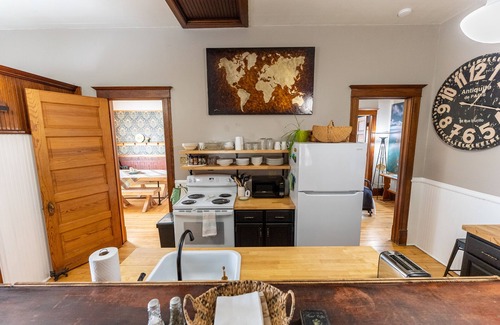 Munising House | OUR PLACE INN MUNISING- Autumn Colors & Lake Views – Your Perfect Fall Escape!