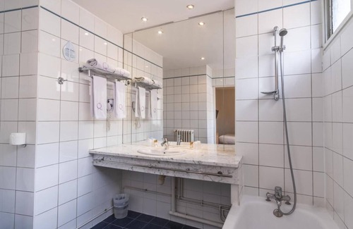 Victor Hugo District Hotel | Ours Blanc - Place Victor Hugo