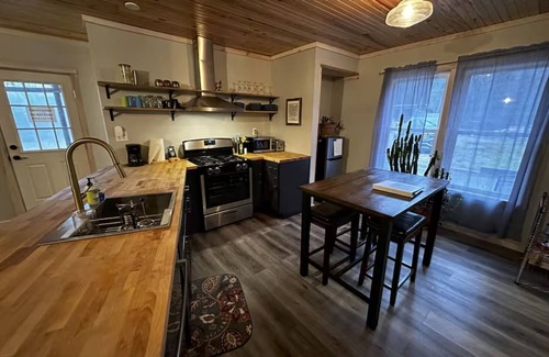 Athens Apartment | Outdoor Adventure Near University-Kid Friendly