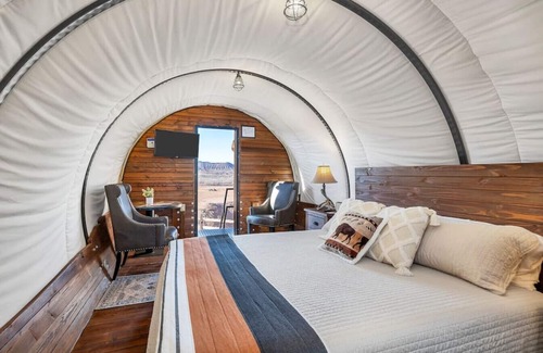Virgin Cabin | Outdoor Fun Wagon #26 By The Pond w/1 King bed and outdoor kitchen