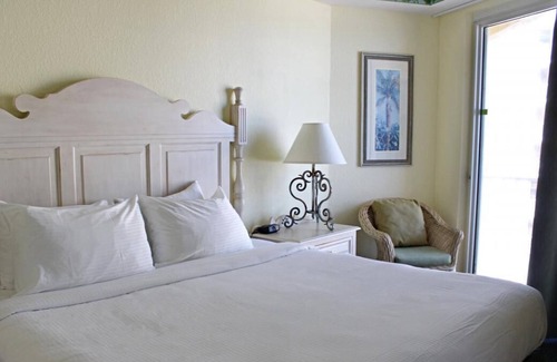 Bostroms Resort | Outdoor Getaway! 2 Stylish Units w/Kitchen, Beach, Pool, Surfing, Parking