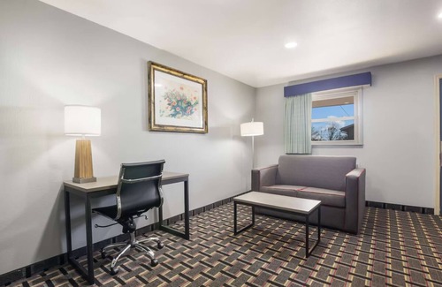Salem Hotel | Outdoor Getaway in Knights Inn & Suites Salem! Pet-Friendly, Free Parking