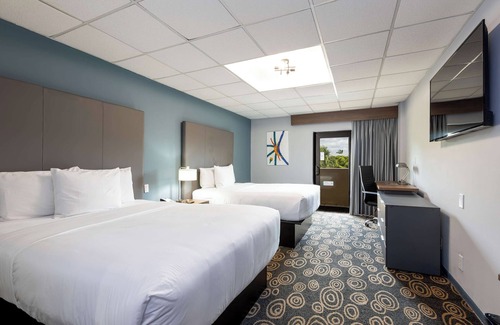 Flagami Hotel | Outdoor Pool And Free Shuttle Near Cruise Terminal | 4 Relaxing Units