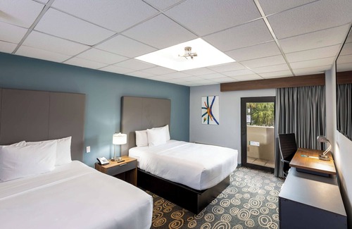 Flagami Hotel | Outdoor Pool And Free Shuttle Near Cruise Terminal | 4 Relaxing Units