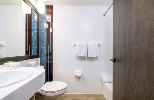 Flagami Hotel | Outdoor Pool And Free Shuttle Near Cruise Terminal | 4 Relaxing Units