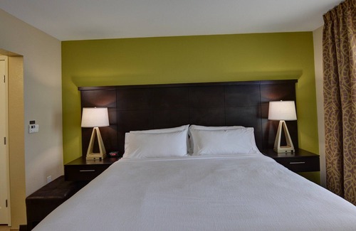 Lakeland Condo | Outdoor Pool. Free Breakfast. Only 15 Min to Downtown Lakeland.