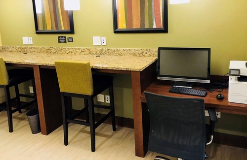 Lakeland Condo | Outdoor Pool. Free Breakfast. Only 15 Min to Downtown Lakeland.