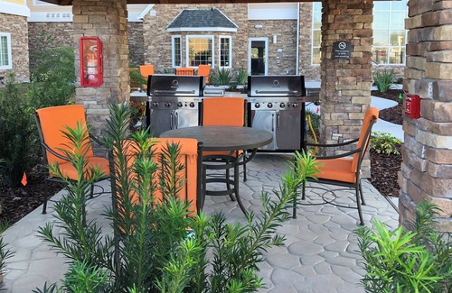 Lakeland Condo | Outdoor Pool. Free Breakfast. Only 15 Min to Downtown Lakeland.
