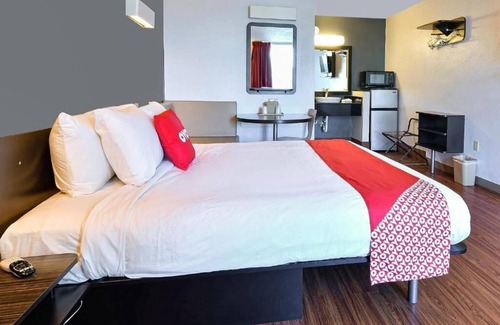 Valdosta Hotel | Outdoor Pool Stay Near Austins + Pets Welcome & Free Parking