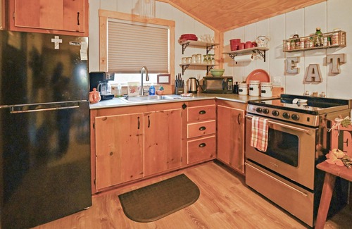 Fredericksburg Cabin | Outlaw Love 1 Bedroom Cabin by Redawning