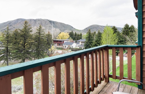 Jackson House | Outpost: Clark's Knoll 351 - Walk to Town Square