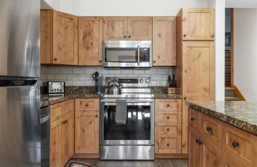 Jackson House | Outpost: Clark's Knoll 371 - Walk to Town Square
